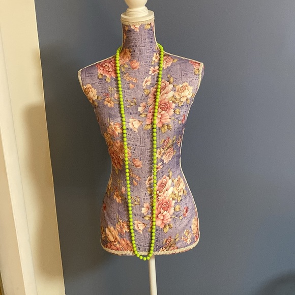 Vintage long strand bright green necklace & clip earrings set - Picture 6 of 8